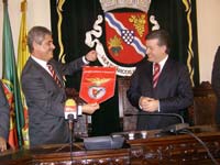 Presidente do Benfica oferece galhardete do clube  autarquia