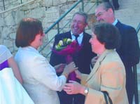 Professora Custdia ( esquerda) recebe flores dos alunos