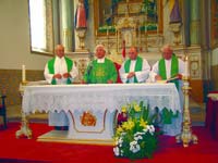 O Padre Vtor Melcias que celebrou a Eucaristia, acolitado por trs sacerdotes