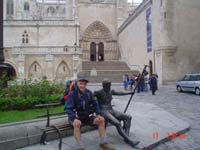Junto da esttua do peregrino na catedral de Burgos