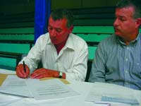A assinatura do protocolo pelos presidentes da Cmara