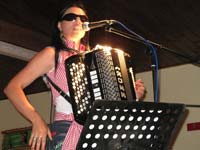 A Rosinha animou a festa com a sua concertina