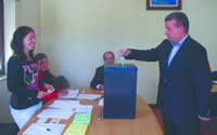 Ao incio da tarde, Francisco Arajo depositava o voto na mesa de Vilafonche