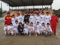 Equipa de Iniciados que milita no Campeonato Nacional da categoria, com a equipa tcnica, no jogo frente ao S. C. de Braga, realizado este domingo, em Pa