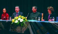 Na mesa, o Provedor, o Vigrio Geral da Diocese e as duas investigadoras