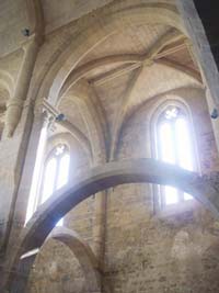 Aspecto da nave lateral onde se podem ver as abbadas, os arcos e as grandes janelas duplas