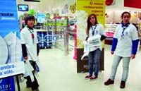 Voluntários à porta de um supermercado