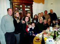 As cinco gerações reunidas no jantas comemorativo do centenário da matriarca