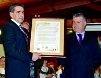 Jos Rodrigues exibindo o diploma outorgado pela Cmara de Cenon