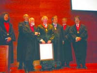 Depois de receber a medalha de honra, no meio do Bastonrio e do Presidente do Conselho Superior da Ordem