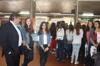 Carlos Costa, diretor do AEV,  conversa com alunas finalistas