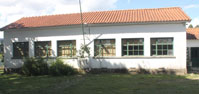 Antiga Escola Primria de Vilela, com os vidros estilhaados, est ao abandono