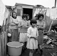 Fotografia de Grald Bloncourt. Paris, 1964.  Famlias de emigrantes portugueses