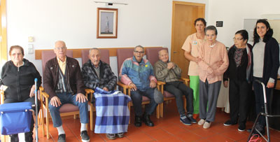 Regina Gonalves e a diretora Cristina Cerqueira ( direita) com alguns idosos do lar
