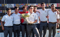 Daniel da Costa Rodrigues a segurar o trofu de vencedor do Campeonato Internacional Amador de Portugal