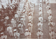 Banda do Ateneu com os seus quase cinquenta músicos de uniforme (farda branca) a atravessar a vila de Arcos de Valdevez