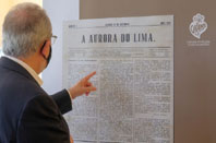 Presidente da Câmara de Viana do Castelo a ler o número inaugural do jornal mais antigo de Portugal continental, publicado a 15 de dezembro de 1855