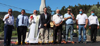 Avelino Gonalves de Amorim ( direita do presidente da Cmara) j tinha custeado a construo do cruzeiro com as imagens de Nossa Senhora da Piedade e Nosso Senhor Jesus Cristo