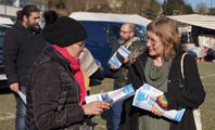 Eurodeputada Sandra Pereira ( direita) em contacto com a populao na feira de Arcos de Valdevez