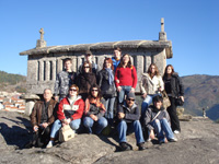 Os jovens junto de um espigueiro de Soajo