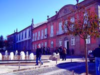 Autarcas e curiosos  porta do edifcio municipal, enquanto decorrem as investigaes no interior