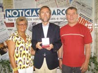 A ex-presidente Cu Veloso e o actual presidente, Francisco Pereira, entregam na redaco do NA, a medalha comemorativa do Dia das Comunidades, j que o director no pde estar presente