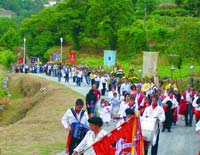 Procisso dirige-se at  esttua do Divino Salvador