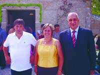 Manuel Coelho e Maria Palmira Alves, festeiros, acompanhados por Joaquim Brito, presidente da Casa do Concelho de Arcos de Valdevez em Lisboa