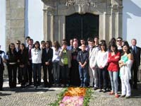 D. Jos Pedreira ladeado pelos crismados da parquia de Rio de Moinhos