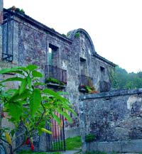 A fachada do chamado Castelo de Sistelo, virada para o interior da povoao com o braso do Visconde do Rio Vez