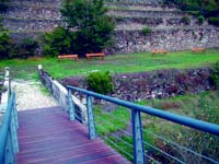 A ponte restaurada leva a um idlico parque de merendas