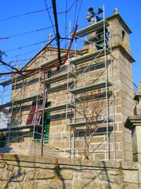 O antigo templo de Soajo ainda com os andaimes