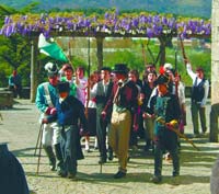 A reconstituio do fuzilamento de dois inocentes no Campo D. Lus (hoje Jardim dos Centenrios) pelos alunos da escola