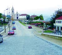 Depois das obras, a excelente  avenida  d acesso  igreja paroquial