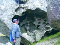 O penedo da Pedra Furada, vendo-se o autor a segurar um pau que atravessa o interior do enorme bloco