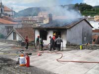 De camisa verde, junto dos bombeiros, o tcnico ingls