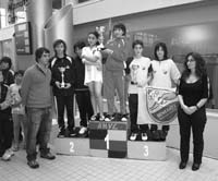 Jovens nadadores recebem trofeus