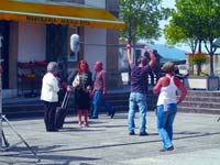 A mercearia Maria Rita na Praa Municipal, vendo-se Manuela Maria e Maria Jos Pascoal (Delfina Calada)