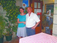 Alexandre Barreira e sua filha Sandra Maria,  porta do seu restaurante de Soajo, esperam benefcios do novo estatuto