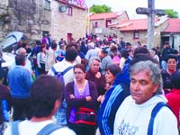 Devotos apinharam todo o recinto em torno da igreja