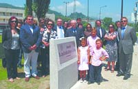 Jos Osvaldo Gomes com o seu pai, Eduardo Gomes, e mais famlia, aps o descerramento da placa toponmica