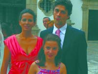 O difcil casamento que vive na incerteza do amor de Jacinta por Carlos Paulo e a filha Sozinha cujo namoro com o filho do engenheiro anda a perturbar a famlia