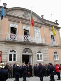 Nesta sacada dos Paos do Concelho, foi proclamada h 100 anos a Repblica pelo cidado Sousa Guimares, vogal da Comisso Municipal Republicana, e a bandeira verde-rubra iada pela cidad Maria Gonalves Dias