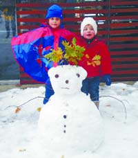 Os arcuenses Guilherme e Rodrigo posam ao lado de um dos muitos bonecos de neve