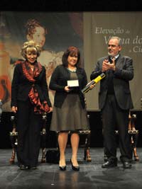 Olvia Rites entre os presidentes da Cmara e da Assembleia municipal de Viana do Castelo