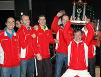 A equipa da UMKarting com a Taa conquistada. Da esquerda para a direita: Pedro Barros, Vtor Fernandes, Marco Ivan, Joo Carlos Moreira, Reinaldo Fonseca e Lus Cunha