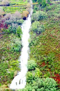 Queda de gua em direo ao rio Lima (margem esquerda)