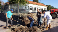 Voluntrios nos trabalhos de reabilitao da sede da Associao Cultural, Recreativa e Desportiva de Miranda