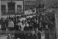 O cortejo fnebre das vitimas da vila, subindo a Avenida de S. Bento a caminho do cemitrio. Nesta altura no se v ainda, e est distante a cauda do cortejo