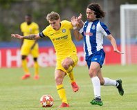 Toms Esteves ( direita) est na mira do Manchester City, segundo a imprensa especializada (Foto: O Jogo)